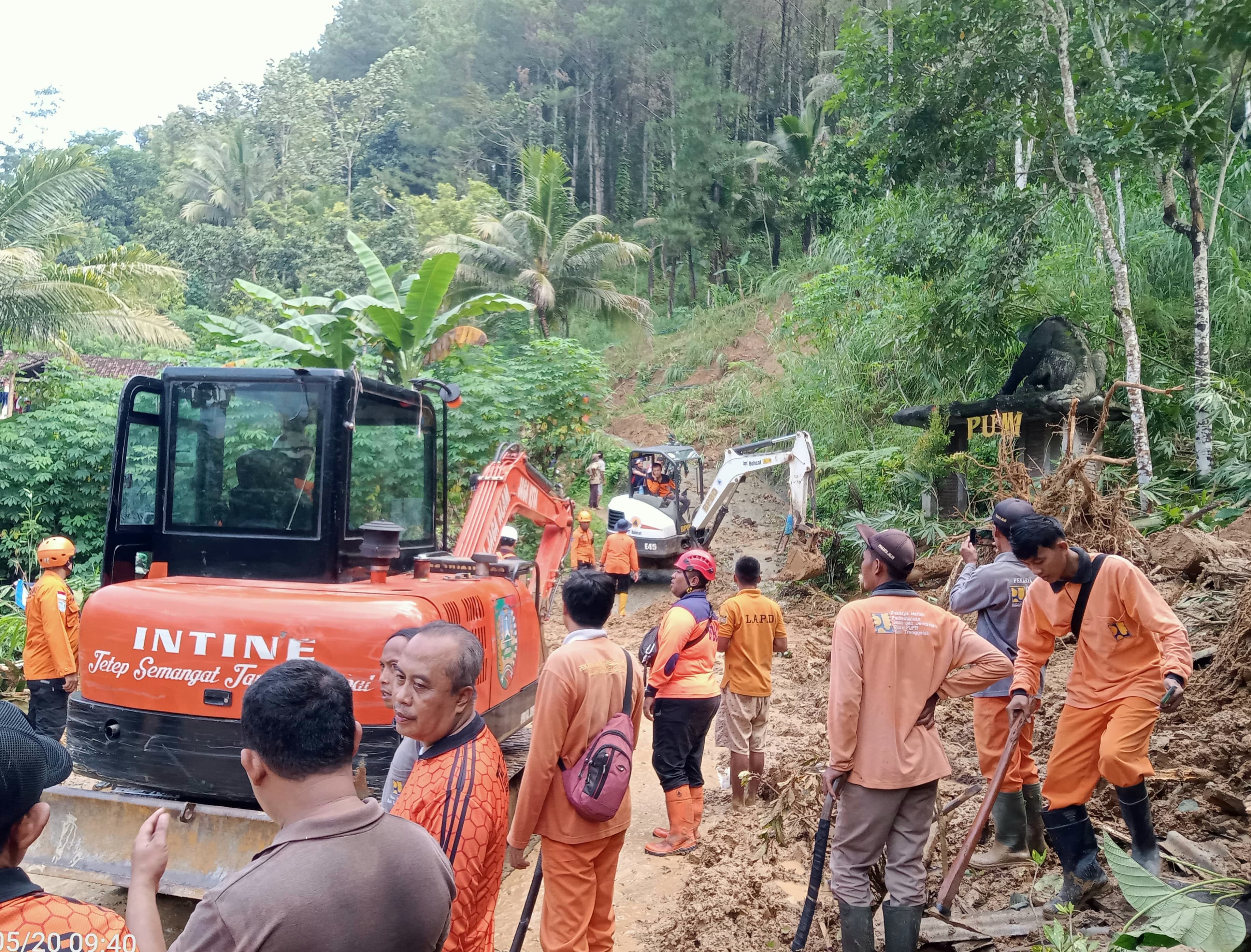Tim Gabungan dari BPBD Jatim, BPBD Trenggalek, Basarnas, TNI, Polri, dan para relawan saat melakukan penanganan material longsor dan pencarian korban yang hilang.