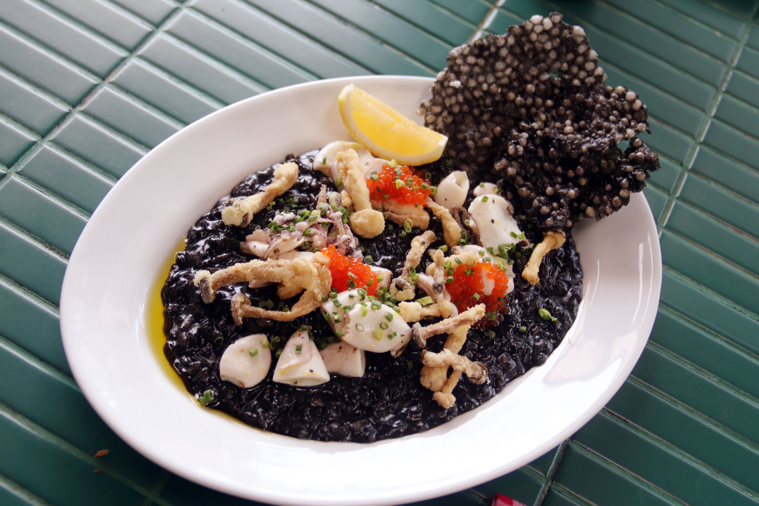 Black Ink Risotto, merupakan salah satu makanan khas Italia yang diolah menggunakan tinta cumi dengan baby calamari.
