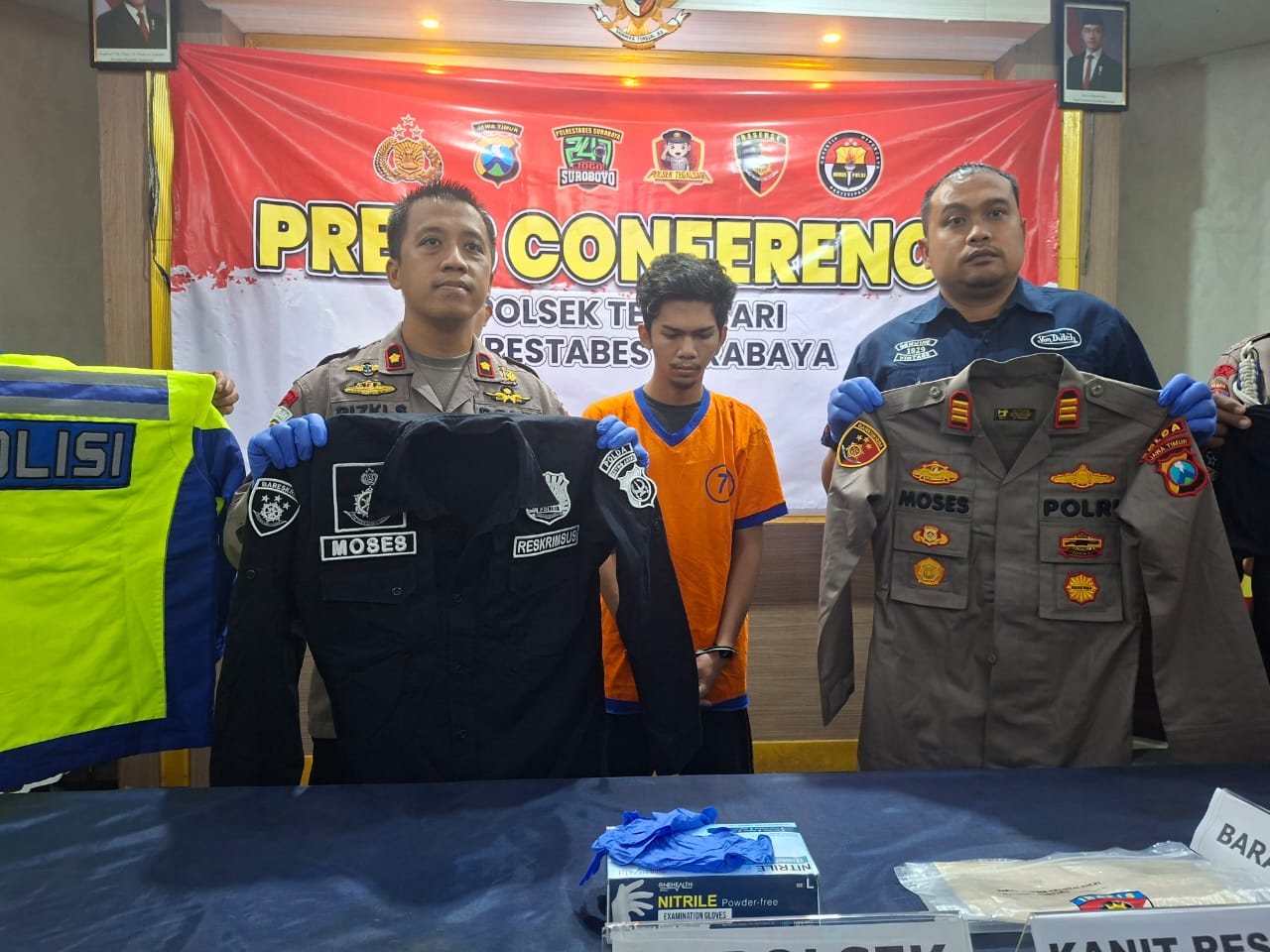 DITANGKAP : Kapolsek Tegalsari Surabaya Kompol Rizki Santoso (kiri) menunjukkan seragam polisi gadungan milik tersangka. Tersangka juga menipu anggota polisi.(MAHRUS/RADAR SURABAYA)