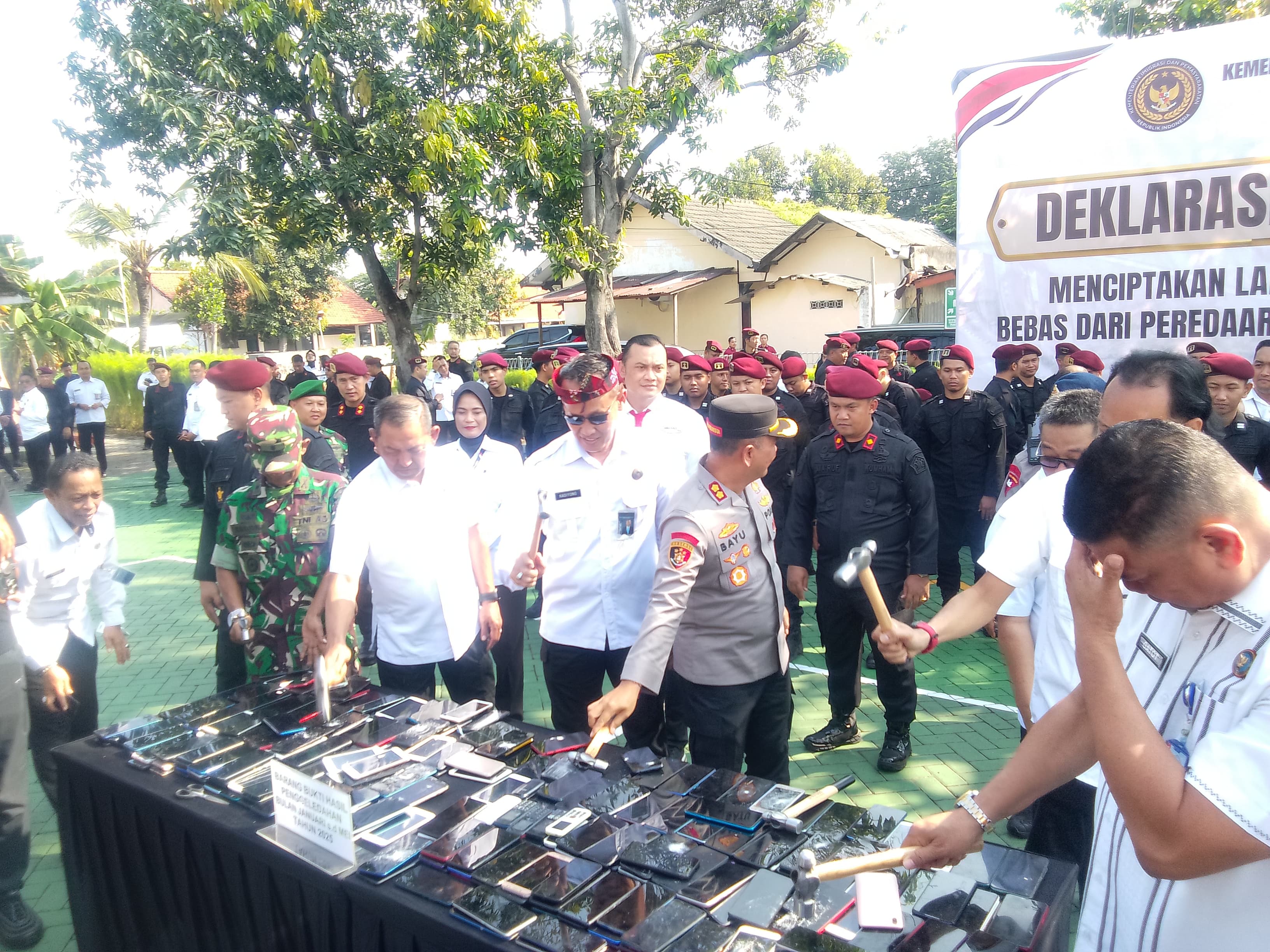 TEGAS : Razia dilakukan seluruh lapas dan rutan di Indonesia berhasil mengamankan ribuan HP dan sajam. Salah satunya di Rutan Medaeng. (DIKY PUTRA SANSIRI/RADAR SURABAYA)
