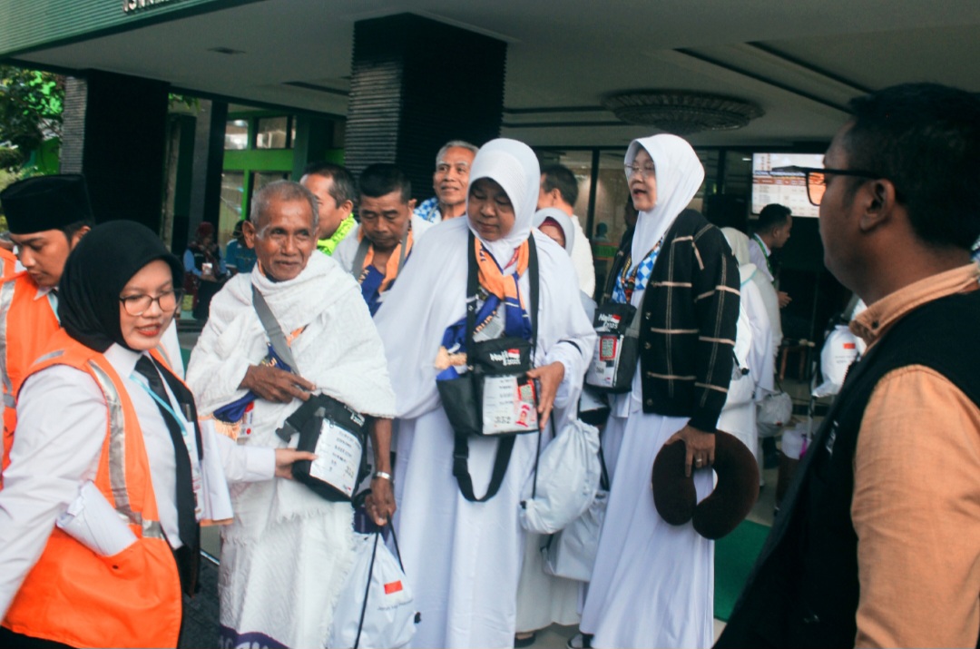 Jemaah gelombang kedua yang Rabu pagi diberangkatkan dari Asrama Haji ke Bandara Juanda untuk terbang ke Jeddah.