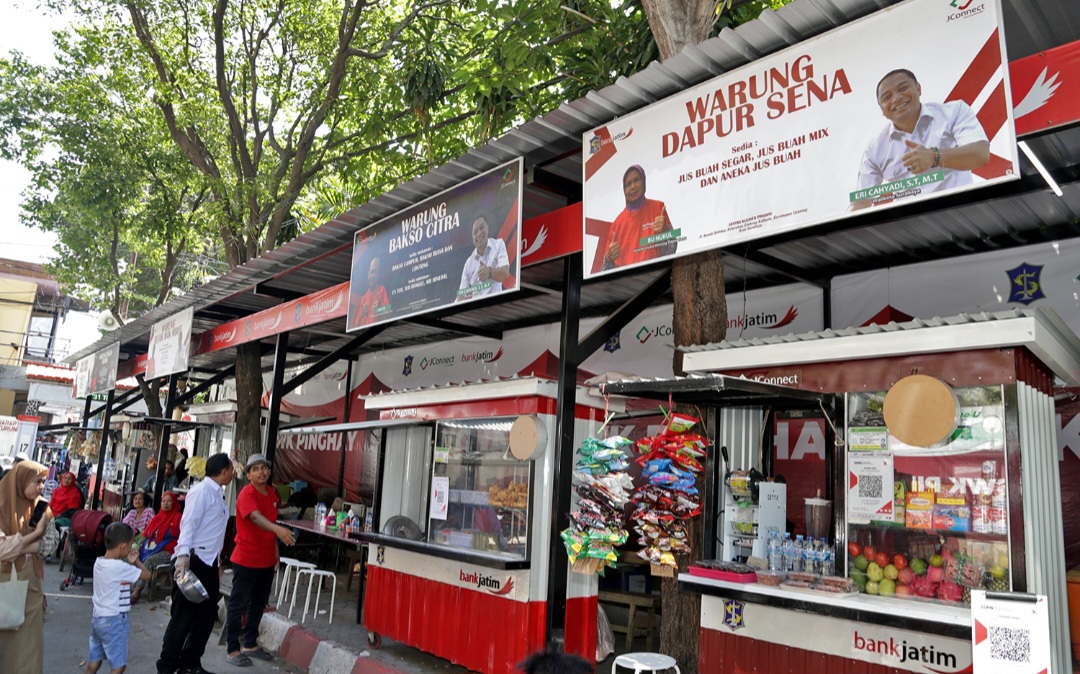 Sentra Wisata Kuliner Pinghay di Basuki Rahmat yang masih terjaga kehadiran pengunjungnya.