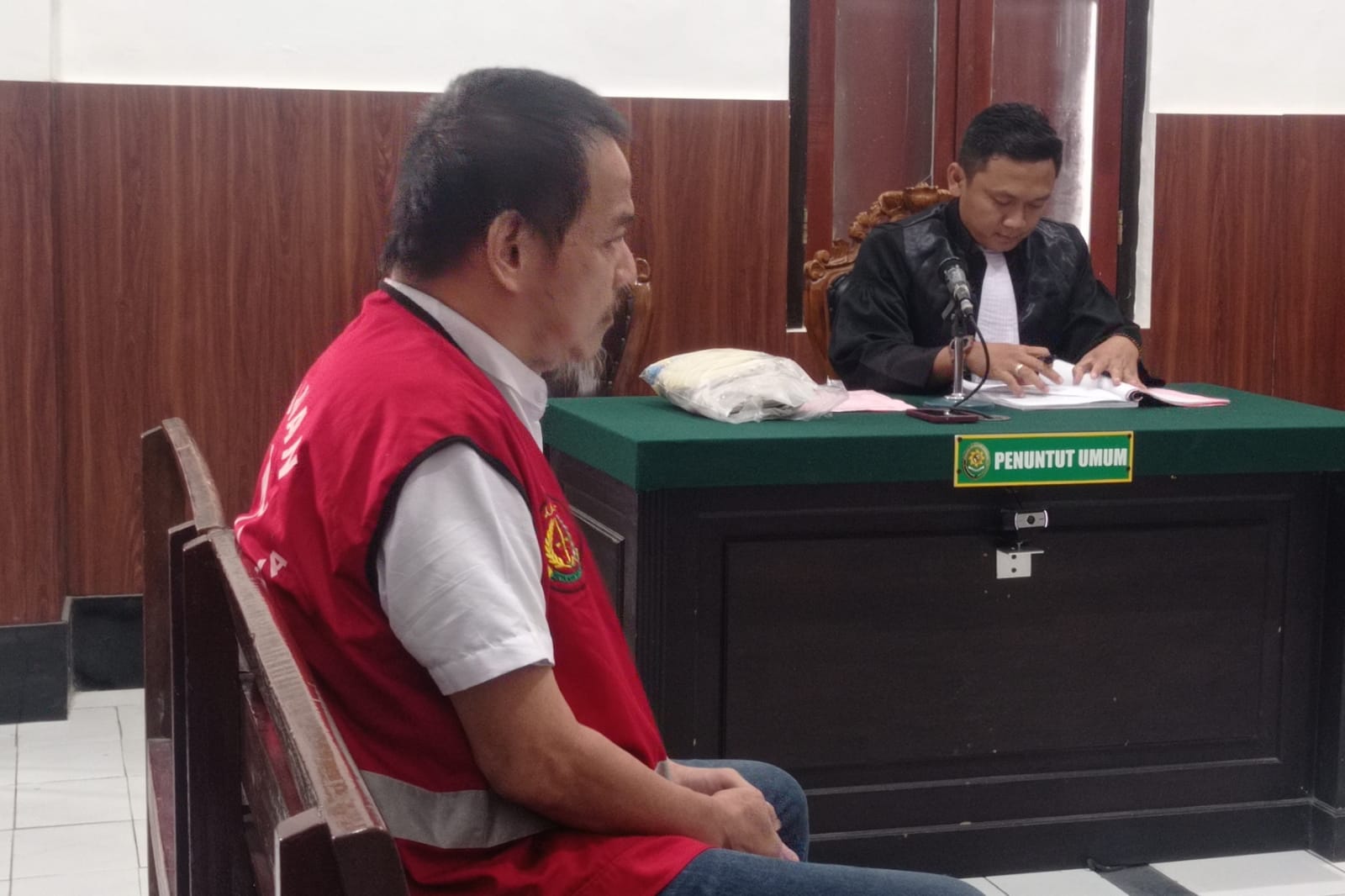 PASRAH : Terdakwa Go Andre saat menjalani sidang lanjutan kasus pembunuhan di Pengadilan Negeri (PN) Surabaya. (SURYANTO/RADAR SURABAYA)