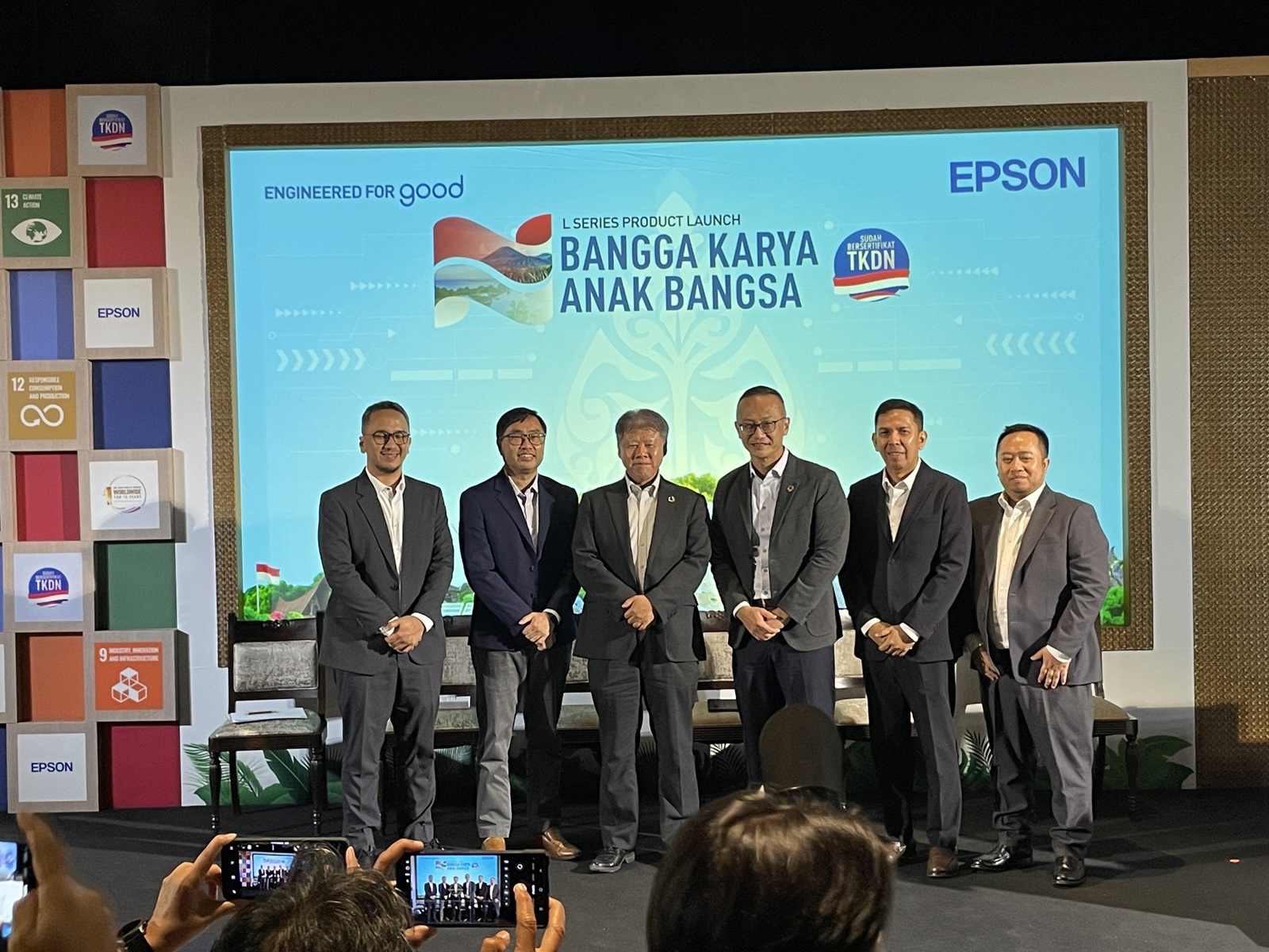 Momen peluncuran Epson EcoTank L3211 dan L3251 oleh Managing Director Epson Indonesia Ng Ngee Khiang.