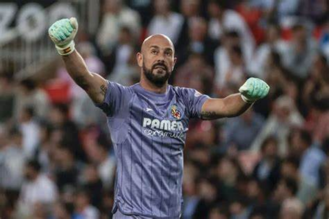 Setelah 25 tahun malang melintang di berbagai klub di Eropa, Pepe Reina akhirnya gantung sepatu dan glove.