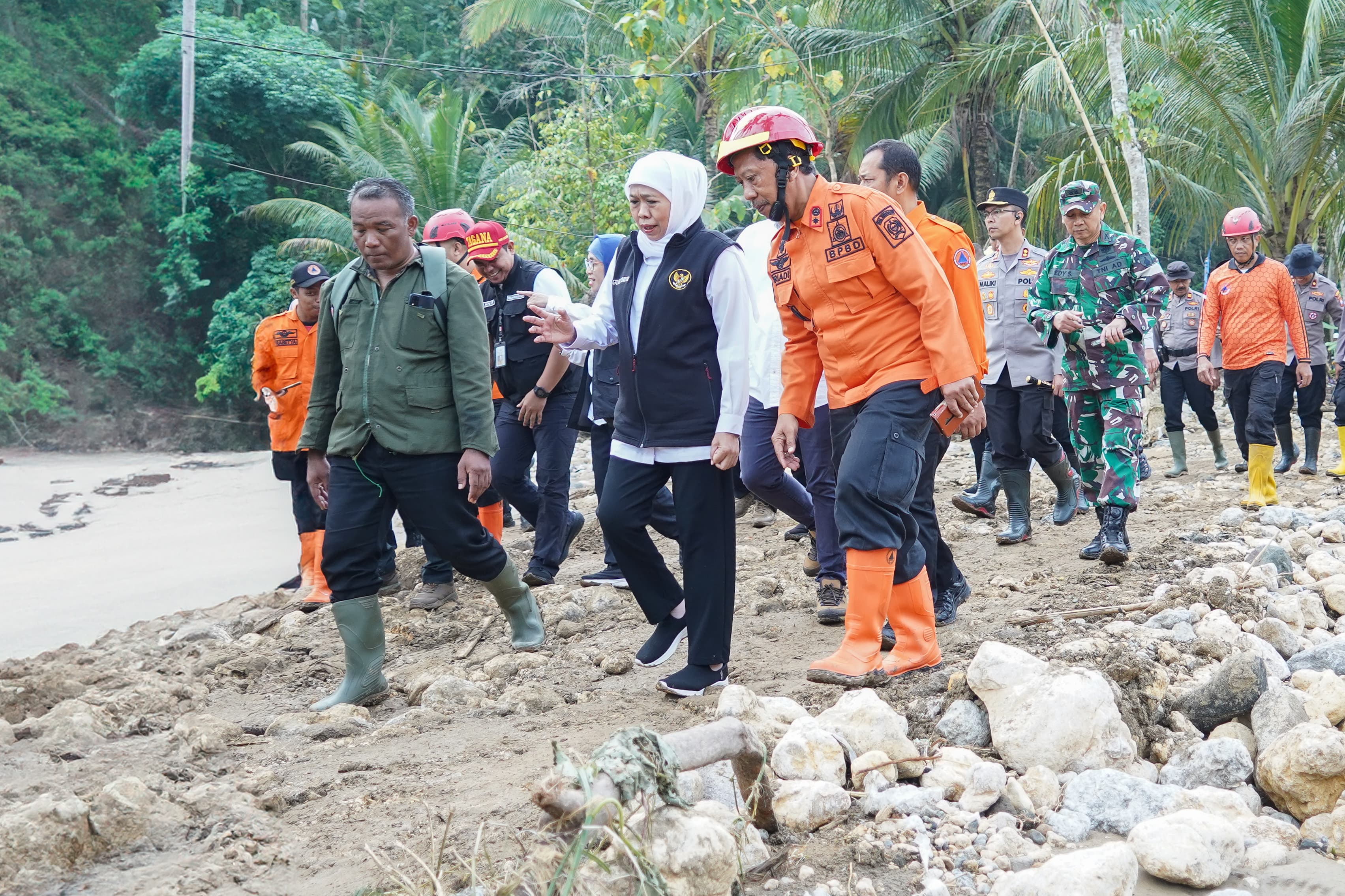 GERAK CEPAT: Gubernur Jawa Timur (Jatim) Khofifah Indar Parawansa terus memantau penanganan bencana longsor di Trenggalek