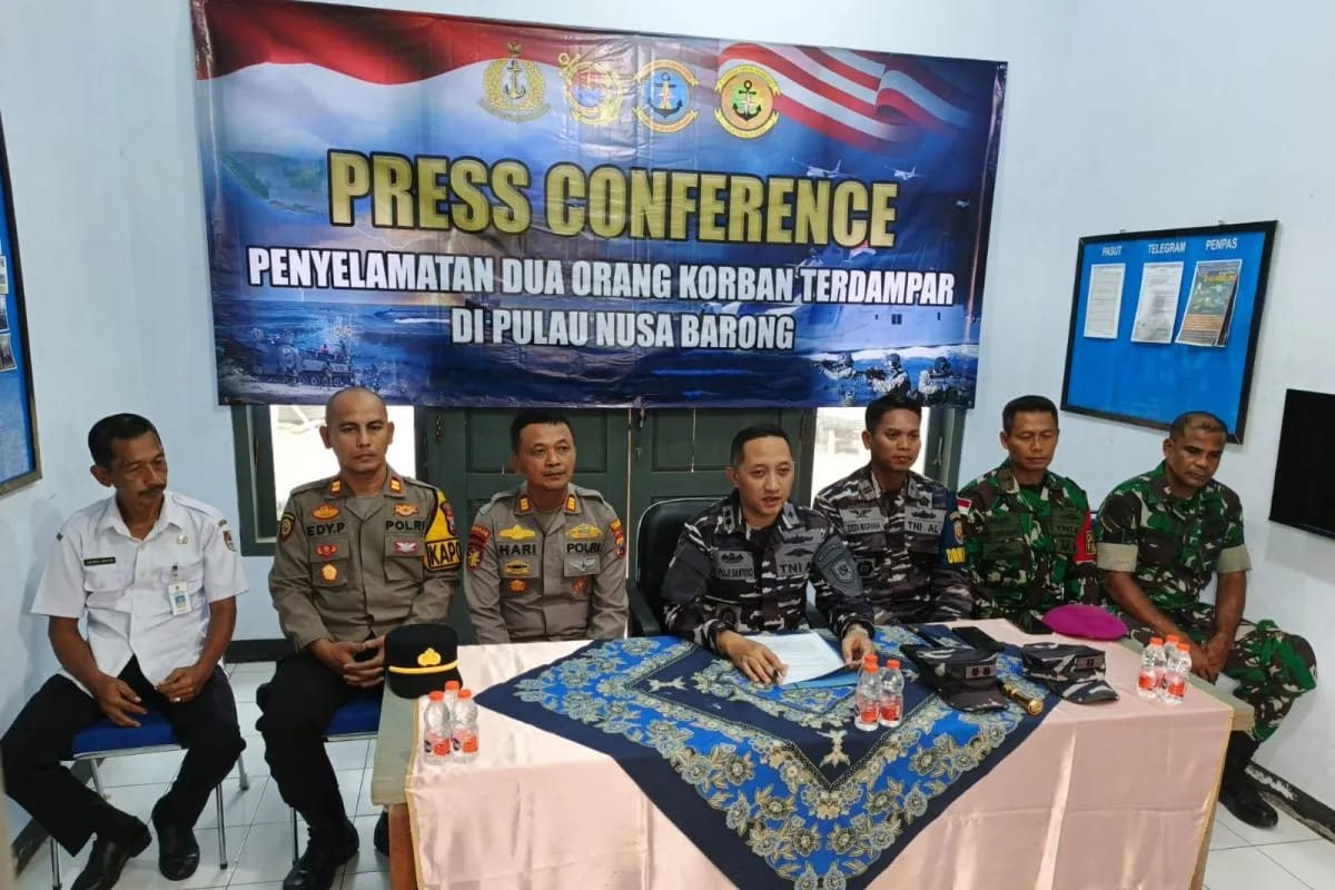 SINERGI : Danlanal Banyuwangi Letkol Laut (P) M Puji Santoso menjelaskan penemuan dua ABK kapal penangkapan ikan yang terdampar di Pulau Nusa Barung, Jember. (ANTARA/RADAR SURABAYA)