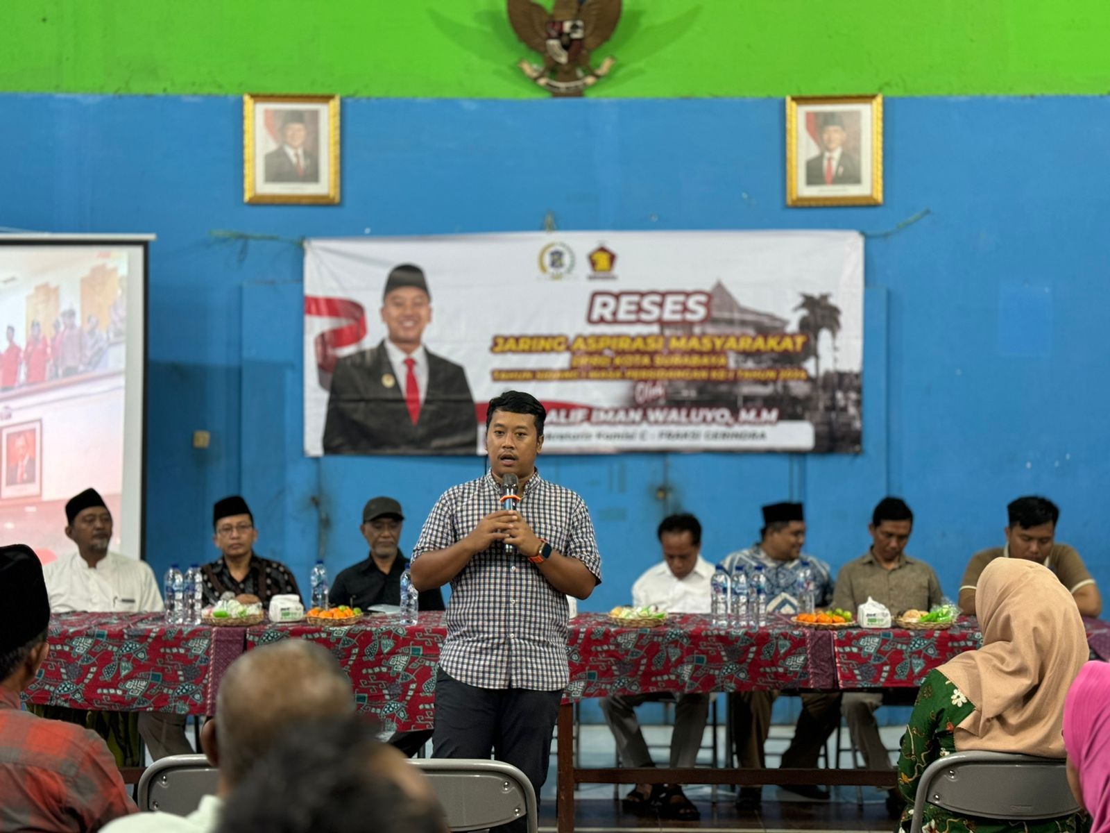 Alif Iman anggota DPRD Surabaya membahas persoalan yang dialami warga Kebraon. (IST)