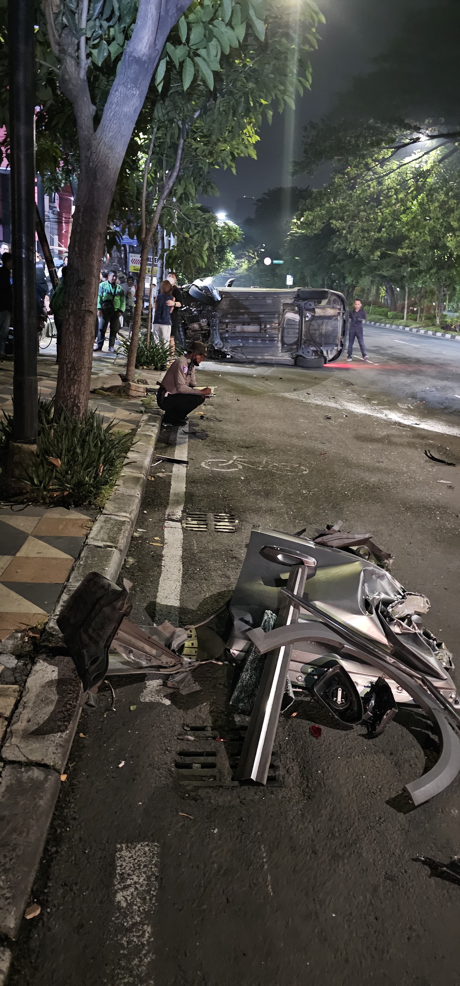 TERGULING : Kecelakaan karambol yang melibatkan dua mobil dan satu motor di Jalan Mayjen Sungkono, Surabaya, polisi sebut bukan balapan. (IST/RADAR SURABAYA)