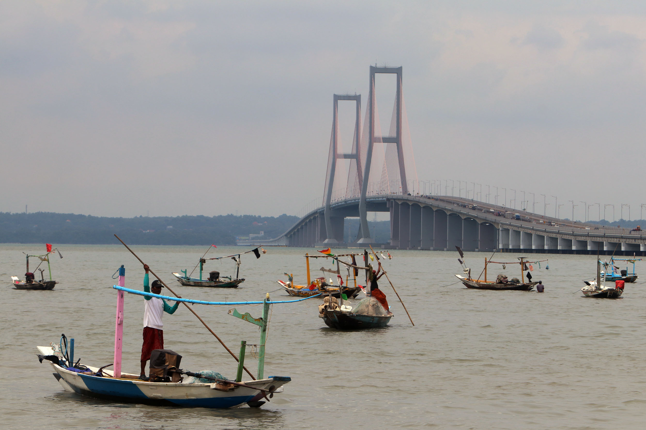 Nelayan dan pencari ikan di Surabaya terancam jika pencemaran limbah termal terus dilakukan akan merusak biota laut.