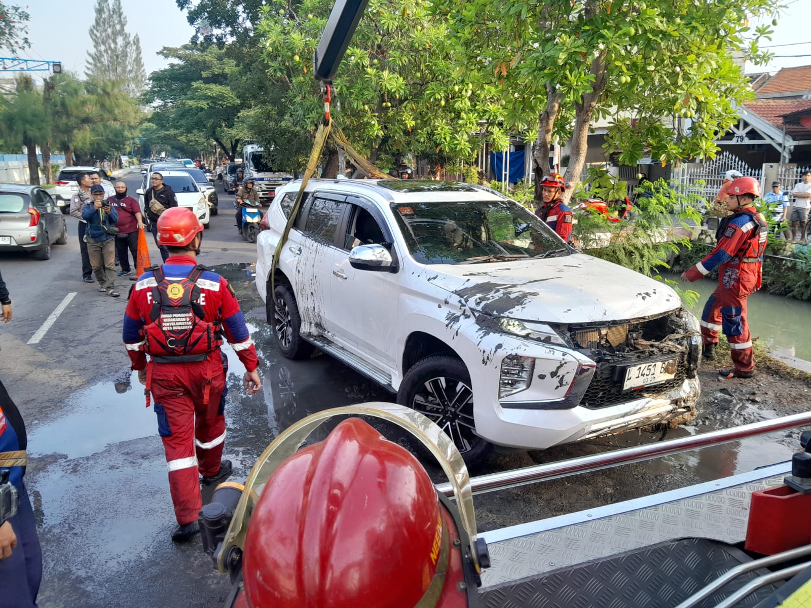 DIANGKAT : Mobil Mitsubishi Pajero warna putih yang tercebur di sungai Jalan Menur Pumpungan, Surabaya. Mobil ditinggal pemiliknya usai masuk sungai. (IST/RADAR SURABAYA)