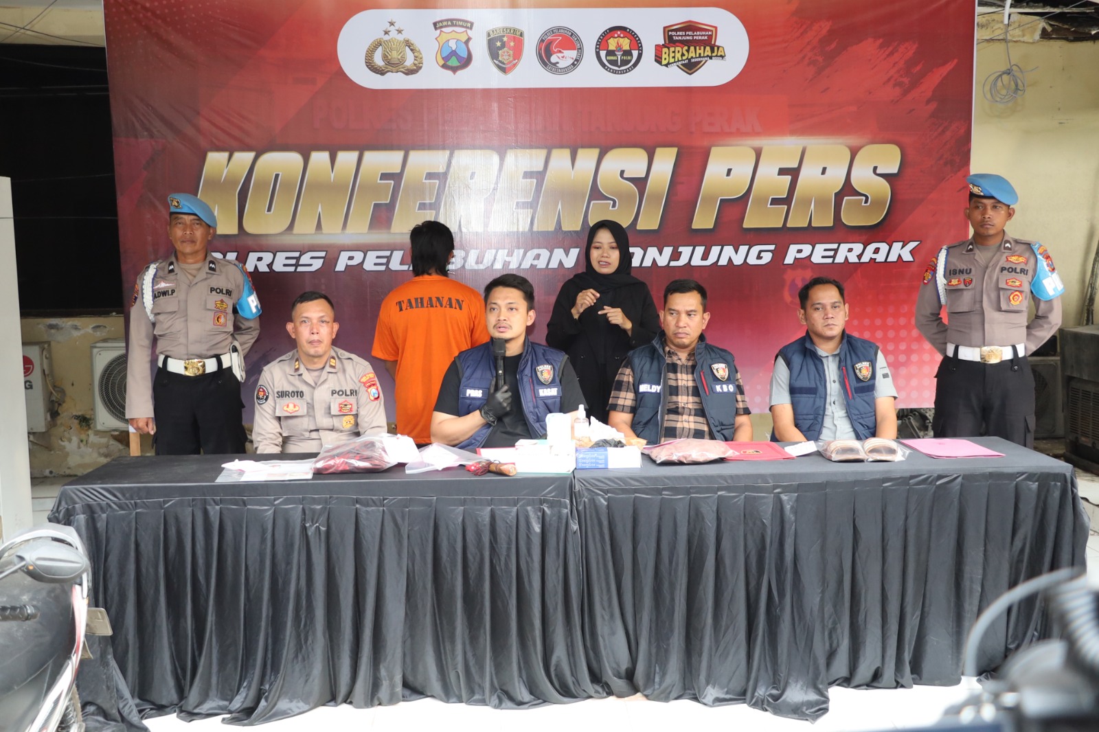 DIAMANKAN : Kasat Reskrim Polres Pelabuhan Tanjung Perak AKP M Prasetyo menunjukkan barang bukti dan tersangka pembacokan yang berhasil diamankan.(IST/RADAR SURABAYA)