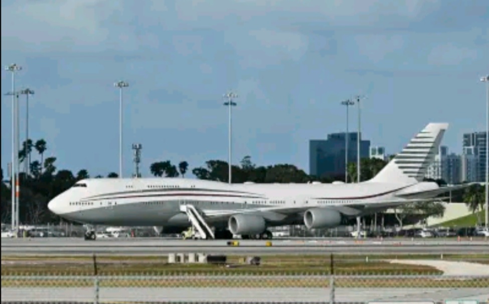 Foto tanggal 15 Februari 2025 ini menunjukkan sebuah Boeing 747 di landasan pacu bandara Internasional Palm Beach setelah Presiden AS Donald Trump meninjau pesawat tersebut.