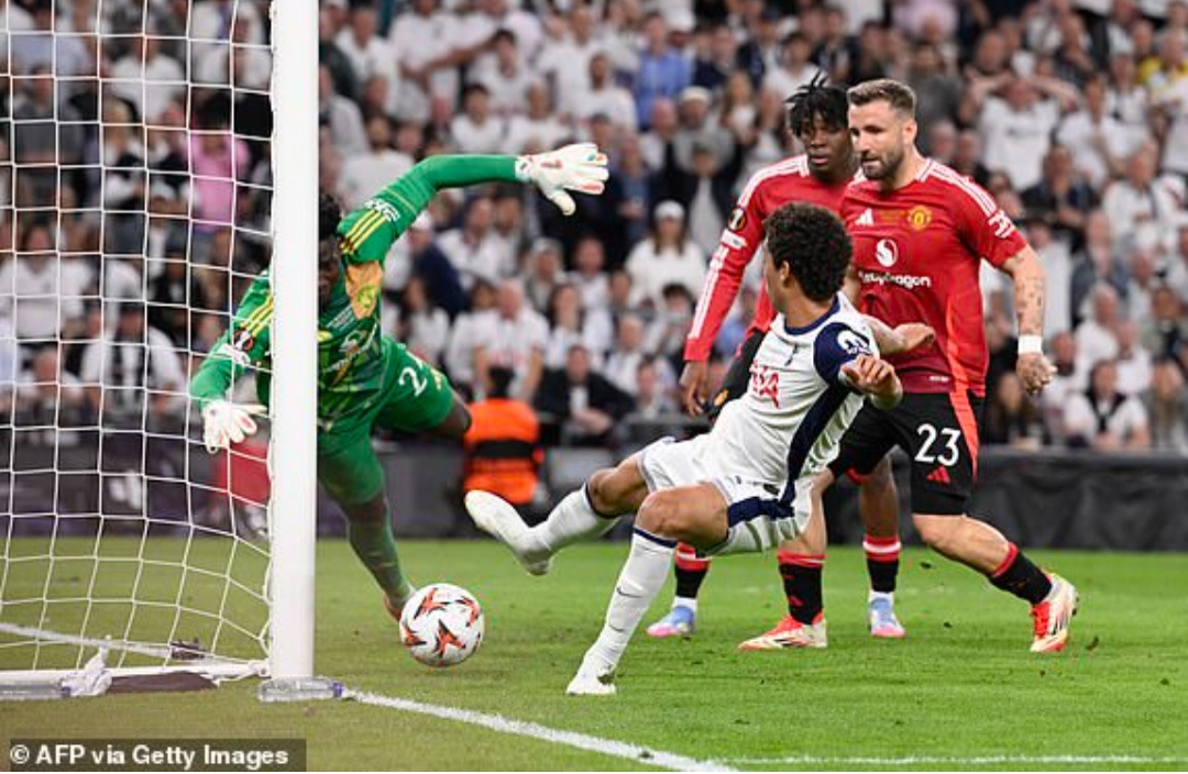 Gol Brennan Johnson memanfaatkan kemelut di depan gawang Andre Onana.