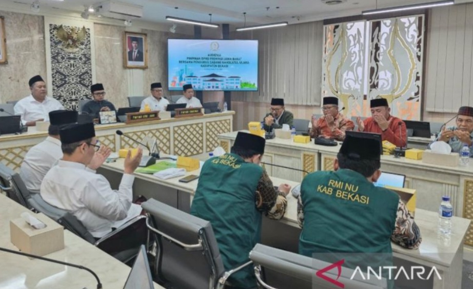 Pengurus PCNU Kabupaten Bekasi bersama RMI-NU, Forum Pondok Pesantren, Badan Musyawarah Perguruan Swasta serta perwakilan pesantren se-Kabupaten Bekasi melakukan audiensi ke legislator di Kantor DPRD