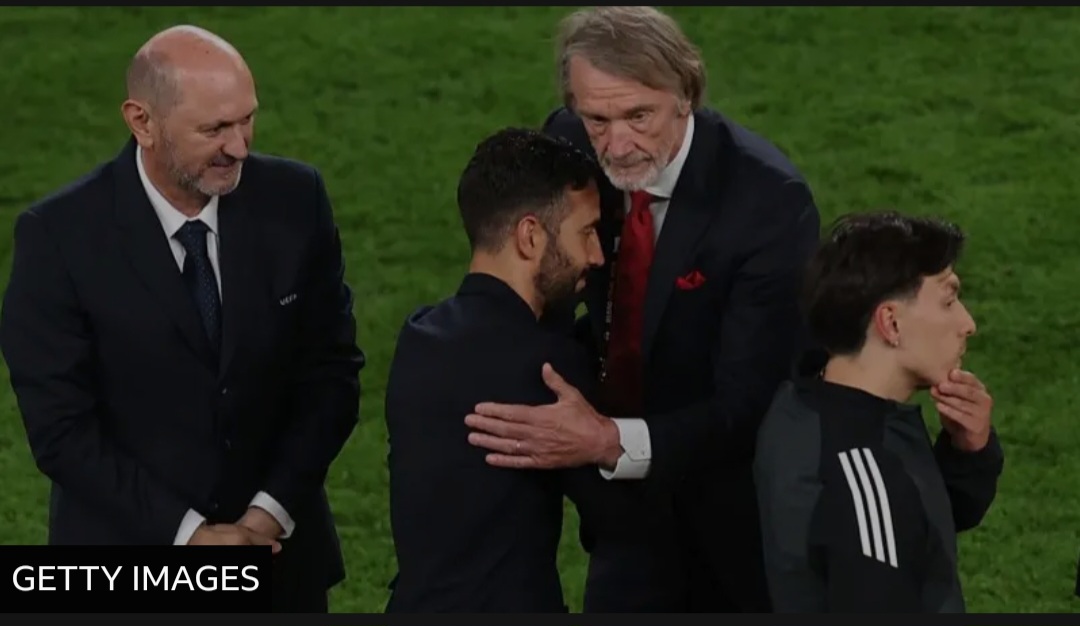 Ruben Amorim dihibur oleh pemilik minoritas Sir Jim Ratcliffe setelah kekalahan di final Liga Europa oleh Tottenham di Bilbao.