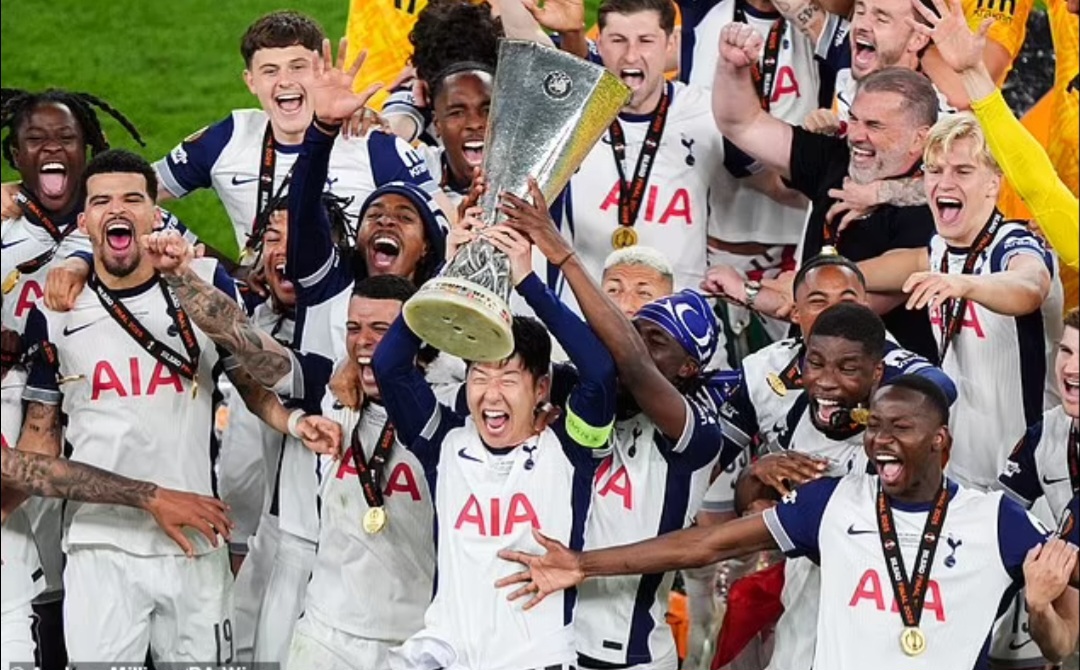 Son Heung-Min akhirnya mengangkat tofi juara bersama Tottenham Hotspur.