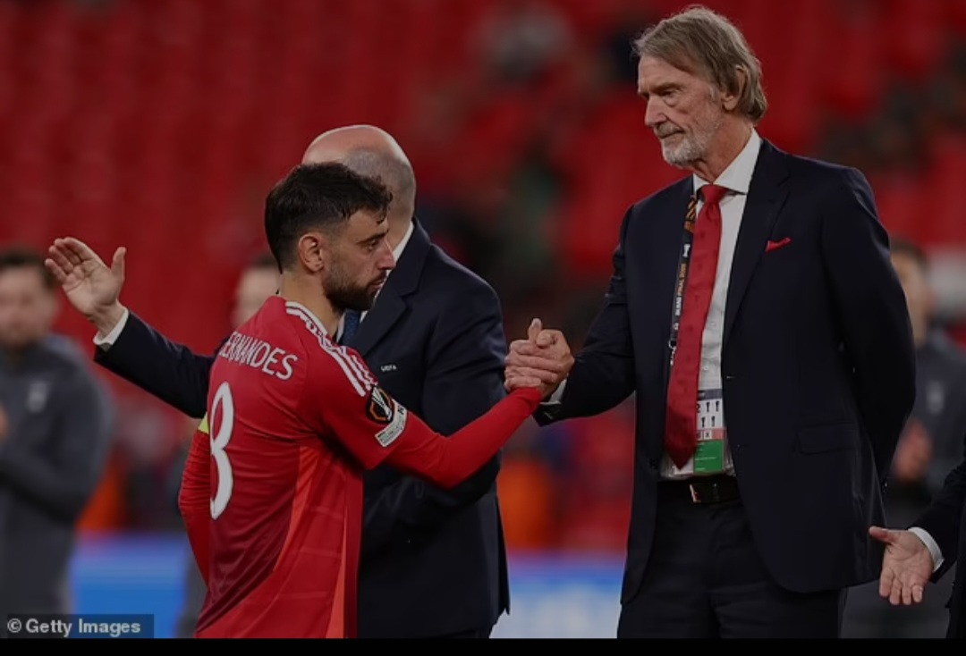 Bruno Fernandes dan Sir Jim Ratcliffe usai laga final Liga Europa.