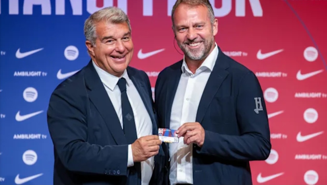 Hansi Flick (kanan) bersama Presiden Barcelona Joan Laporta.
