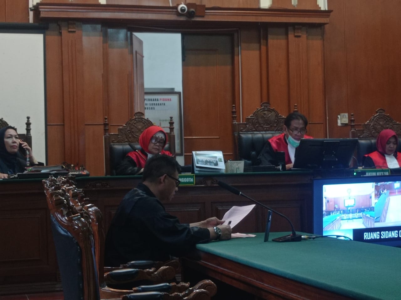 ONLINE : Jaksa Penuntut Umum Hasanuddin Tandilolo saat membaca amar tuntutan dalam sidang lanjutan di Pengadilan Negeri (PN) Surabaya. (SURYANTO/RADAR SURABAYA)