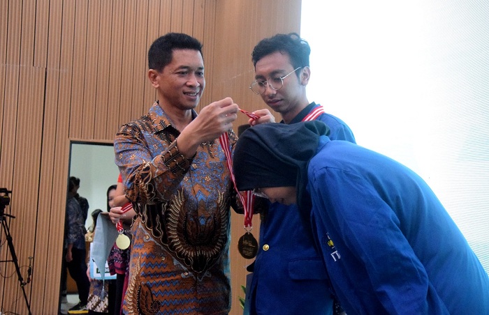 SELAMAT: Rektor ITS Bambang Pramujati mengalungkan medali pada jawara WasteTrack Mobile Apps Competition di Institut Teknologi Sepuluh Nopember (ITS), Surabaya.