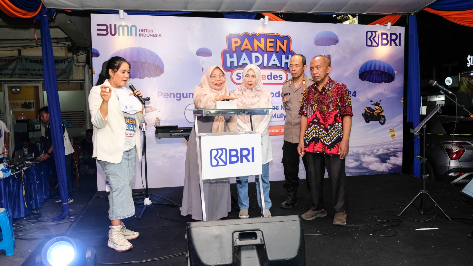 HADIAH UTAMA: Akhmad Awaludin (dua dari kiri) didampingi Siti Kipdiyah (kiri) menyerahkan hadiah grand prize kepada Dr Ardi Rinipto (dua dari kanan) di Kantor BRI BO Surabaya Kapas Krampung.