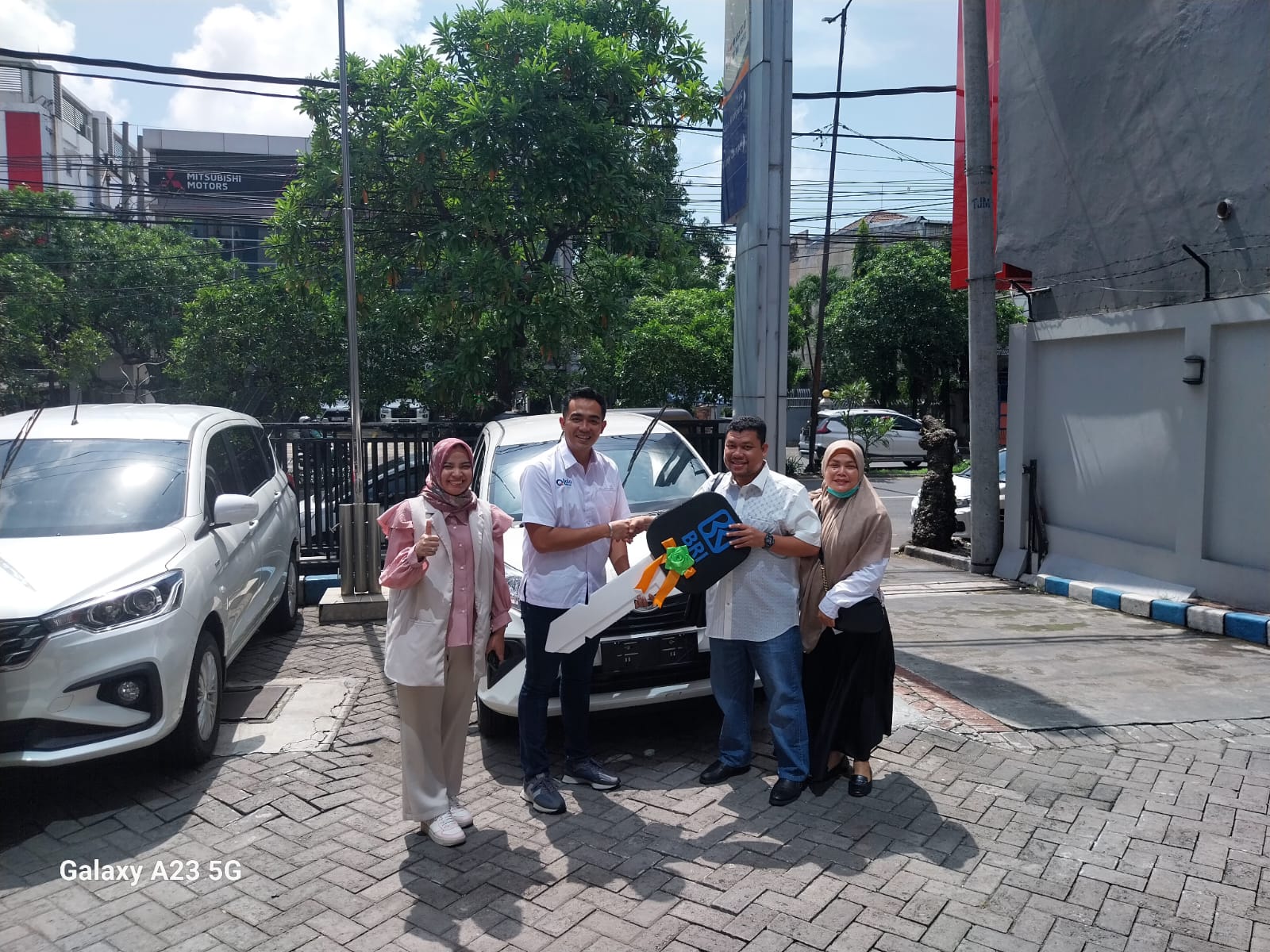 SIMBOLIS: Siti Kipdiyah (dua dari kiri) menyerahkan secara simbolis grand prize kepada pemenang hadiah utama PHS berupa satu unit mobil Daihatsu Sigra pada 16 November 2024 yang lalu.