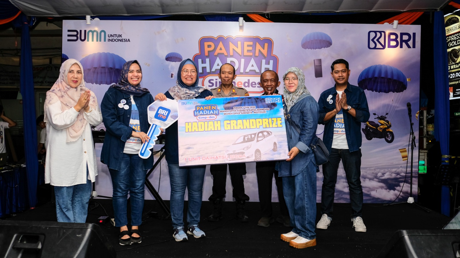 UNDIAN: Perwakilan nasabah pencet tombol untuk melakukan proses pengundian PHS.