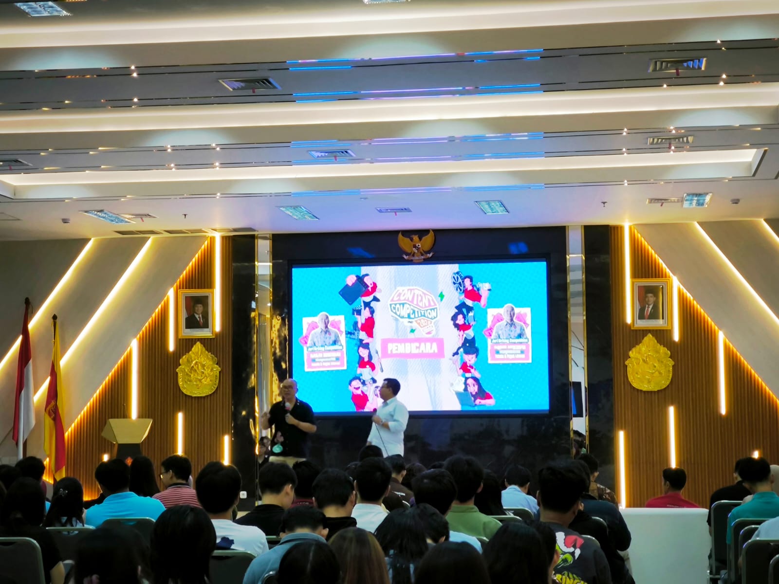 Maman Suherman, penulis dan pegiat literasi nasional saat menjadi pembicara dalam Creative Workshop yang digelar oleh JNE.