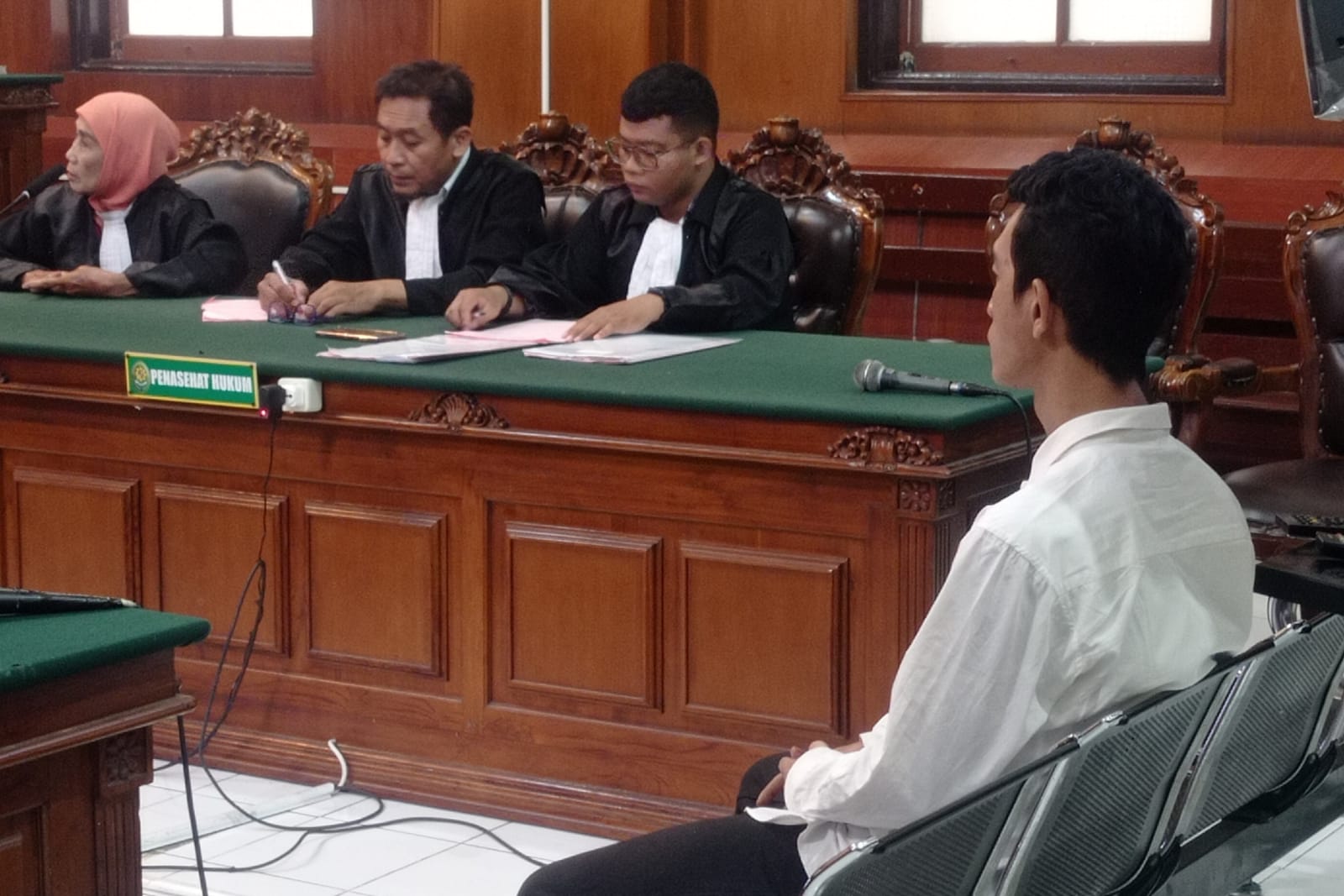 SIDANG: Terdakwa Ahmad Sopian pengendara ojol yang tersangkut kasus TPPU usai tergiur tawaran beli rekening di FB. Ia divonis dua tahun penjara di PN Surabaya. (SURYANTO/RADAR SURABAYA)