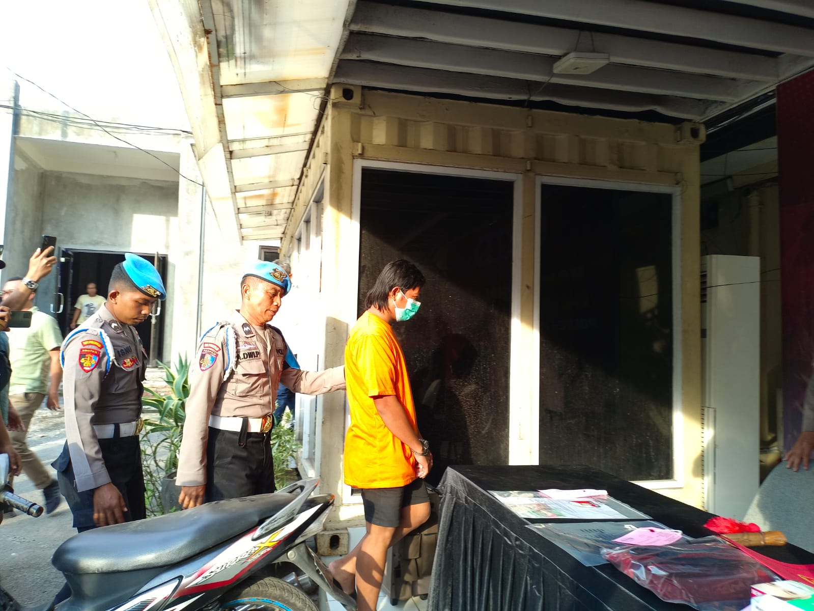 DIAMANKAN : Kasatreskrim Polres Pelabuhan Tanjung Perak AKP M Prasetyo menunjukkan celurit yang digunakan untuk menganiaya korban S. (IST/RADAR SURABAYA)