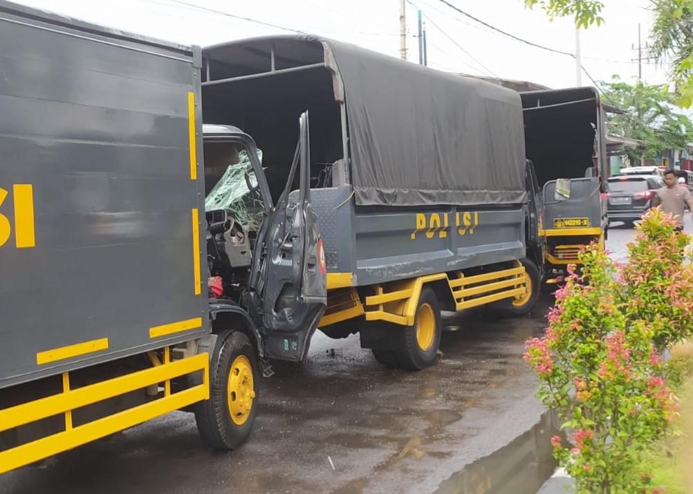 RINGSEK : Kondisi truk polisi yang mengalami tabrakan beruntun di Jalan Gunungsari, Surabaya. (IST/RADAR SURABAYA)