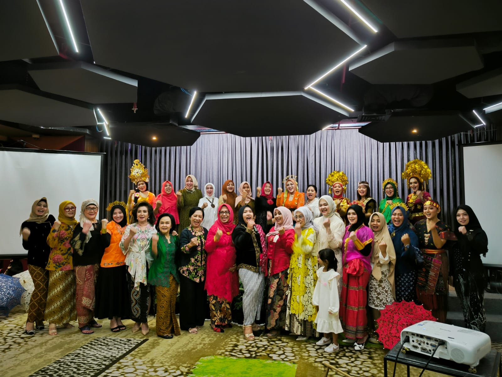 YANG PENTING HEPI: Para pengurus dan anggota Arisan Ibu-Ibu DPD REI Jatim Periode 2024-2027 foto bersama dalam acara Arisan yang digelar di Mercure Grand Mirama Surabaya Hotel.
