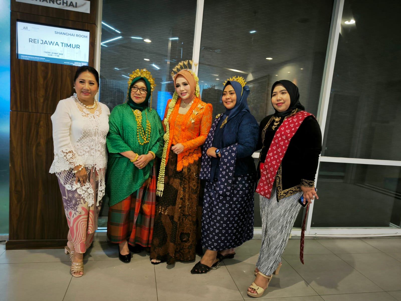 KOMPAK: Vera Ilyas (tengah) bersama Lusy Sony Wibisono, Sandyana, Idam Imam dan Ira Slamet Puspita yang selalu kompak dalam membuat acara Arisan setiap bulan sekali dengan kemasan dan tema berbeda.