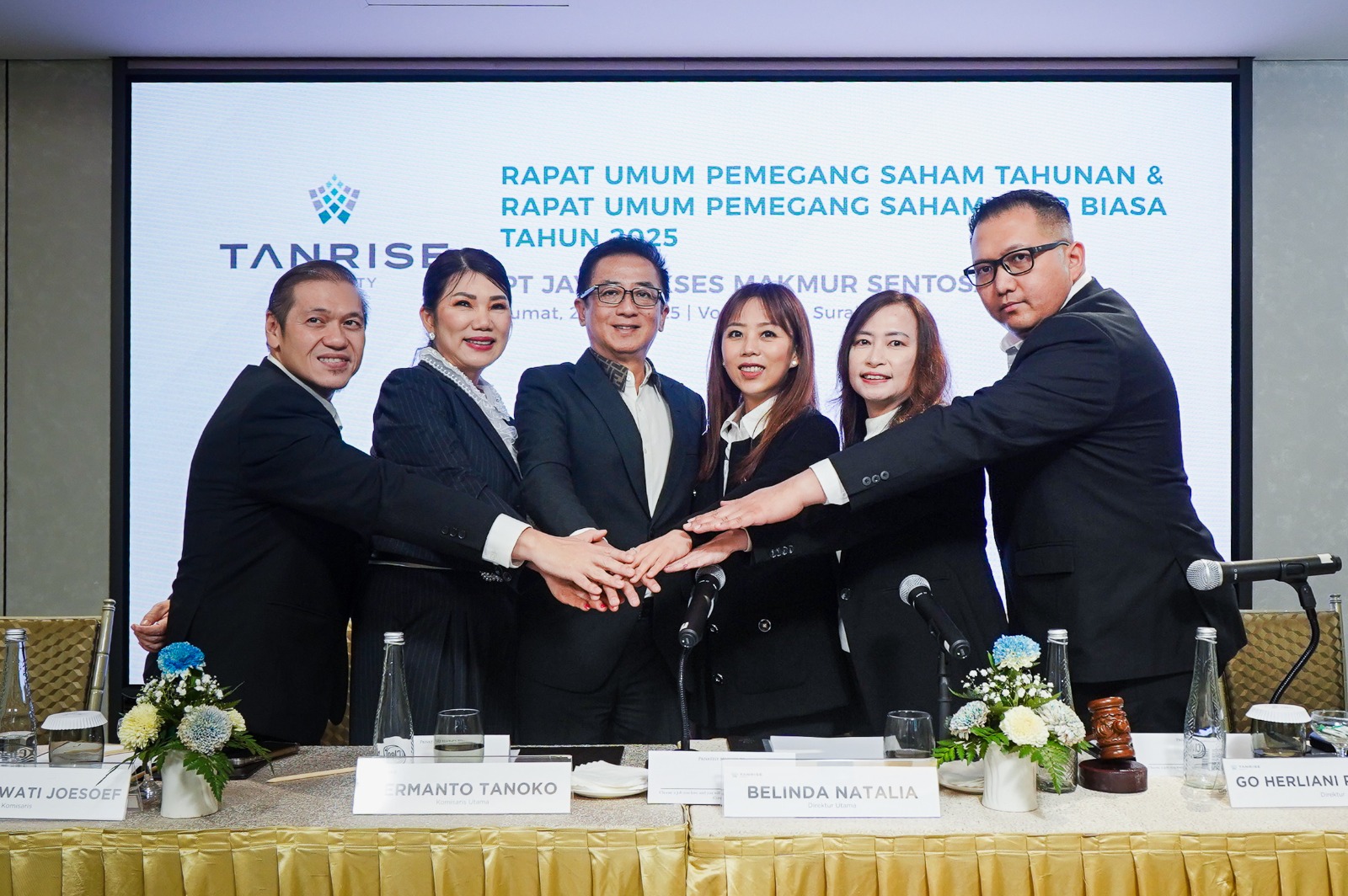 MAKIN EKSPANSIF: Dari kiri: Eleazar Leslie Sajogo, S.H., MCIArb, Sanderawati Joesoef, Hermanto Tanoko, Belinda Natalia, Go Herliani Prayogo dan Go Ie Tiong usai RUPS, Jumat (23/5).