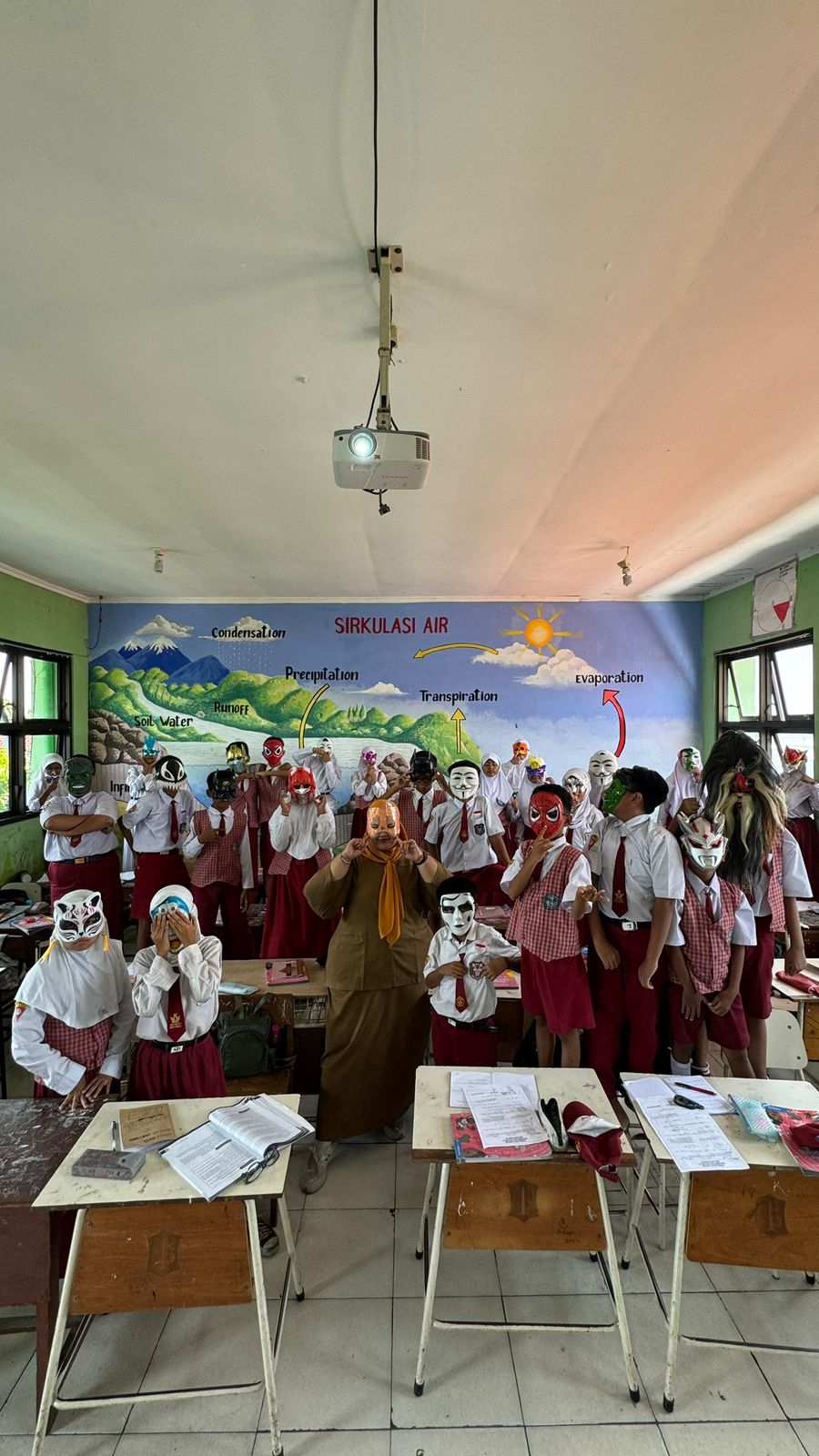 VIRAL: Intan Kusumaningrum dan siswa kelas VI A SDN Sememi 1 Surabaya saat menggunakan topeng, Oktober 2024.