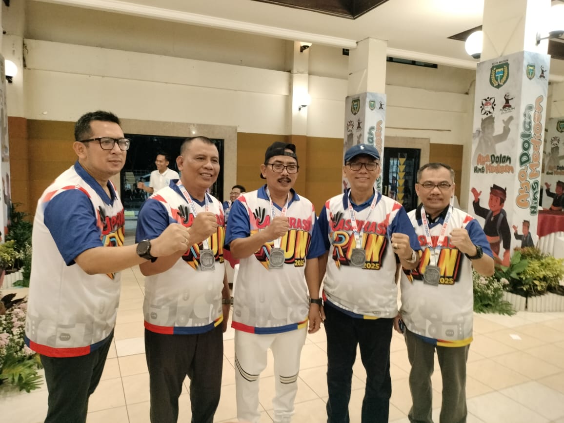SEMANGAT: Ketua DPRD Jatim Musyafak Rouf (tengah) bersama anggota DPRD Jatim dan Sekwan DPRD Jatim Moh Ali Kuncoro (kiri) usai menggelar Aspirasi Run 2025. (MUS PURMADANI/RADAR SURABAYA)