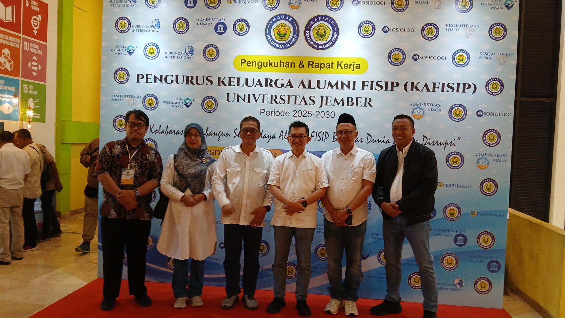 Muhammad Taufik (tiga dari kanan) dan Rektor Unej Owan Taruna (empat dari kanan).