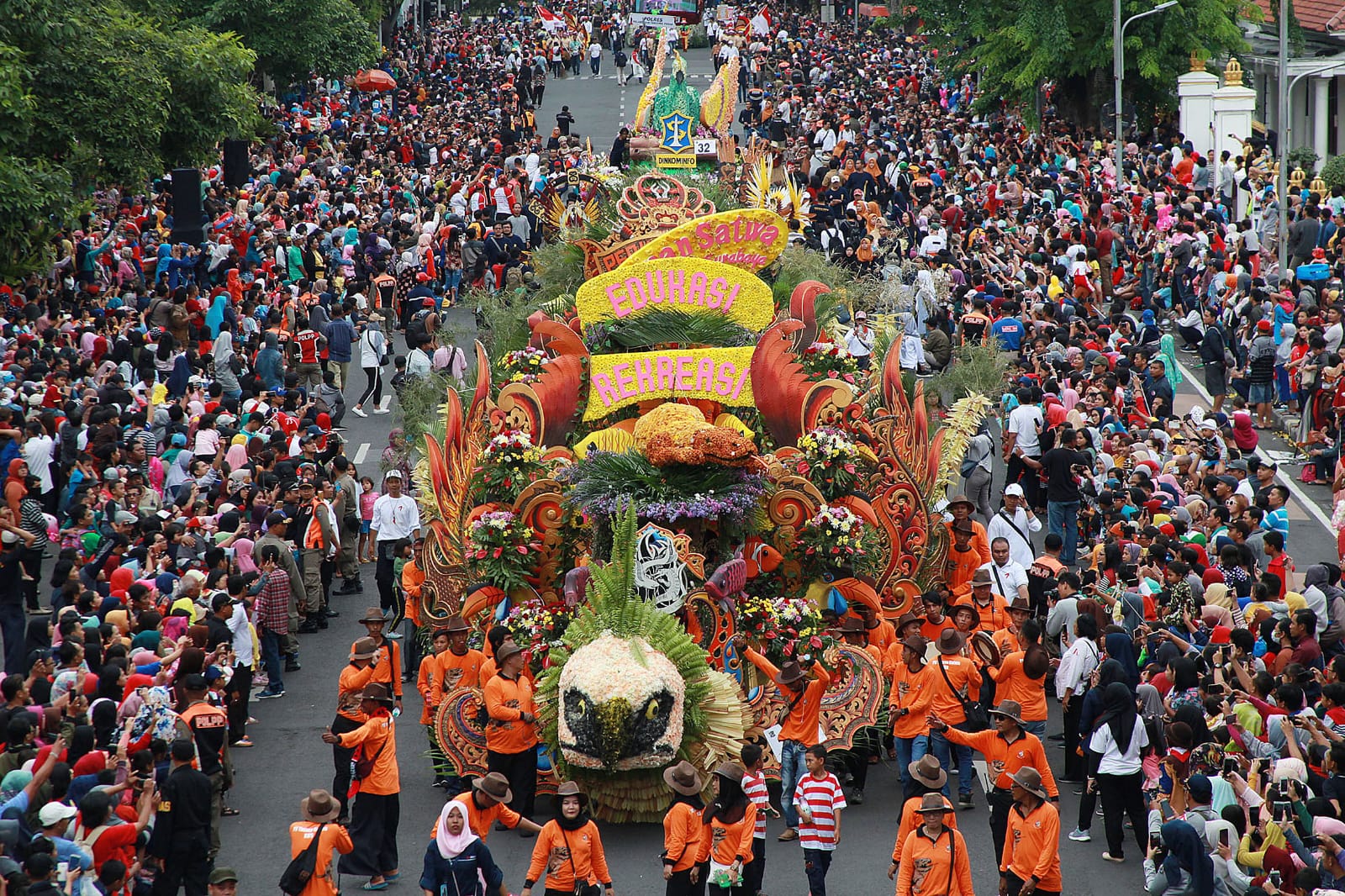 PENGATURAN : Satlantas Polrestabes Surabaya akan melakukan pengalihan arus selama Parade Surabaya Vaganza nanti. (SURYANTO/RADAR SURABAYA)