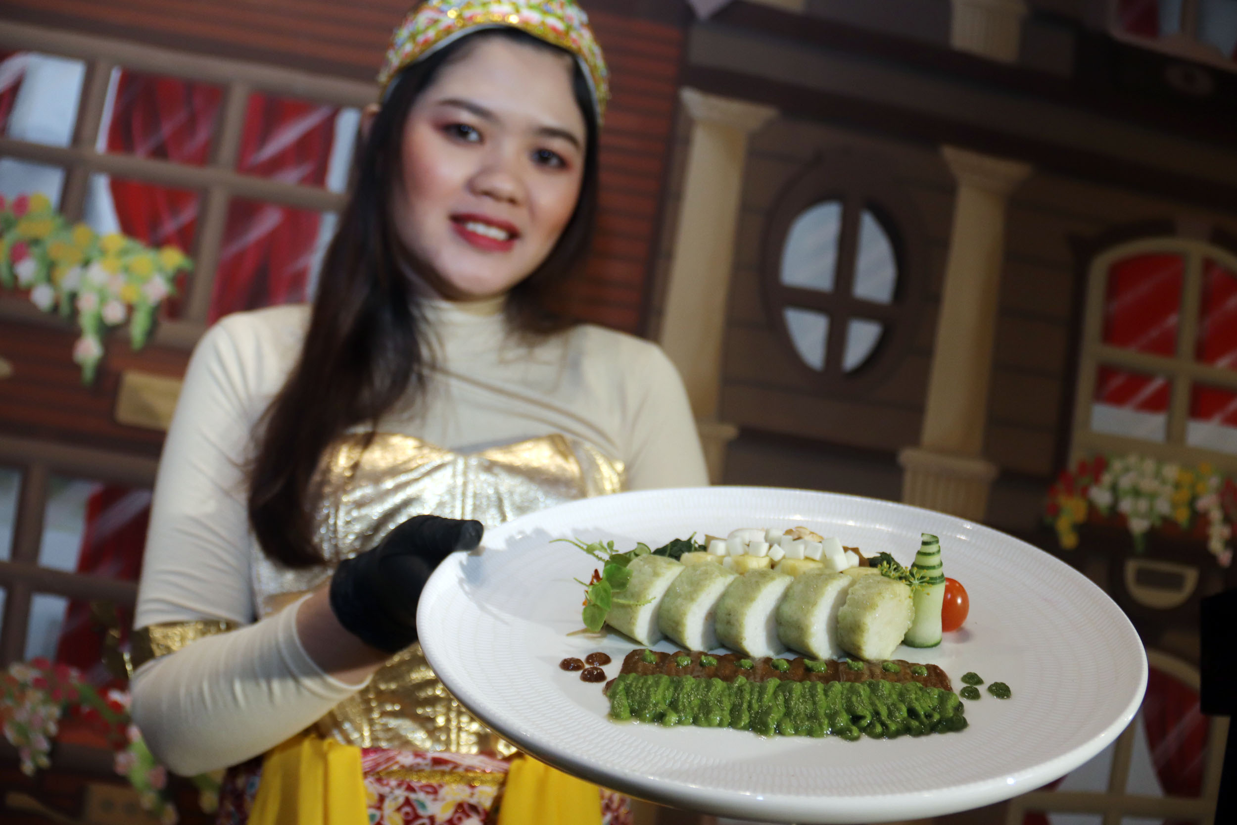 KULINER SURABAYA: Rujak Bonek ala Grand Swiss-Belhotel Darmo, sajian kuliner khas Surabaya, rujak cingur dengan sensasi unik menggunakan sambal berwarna hijau dari buah alpukat dan kedondong.