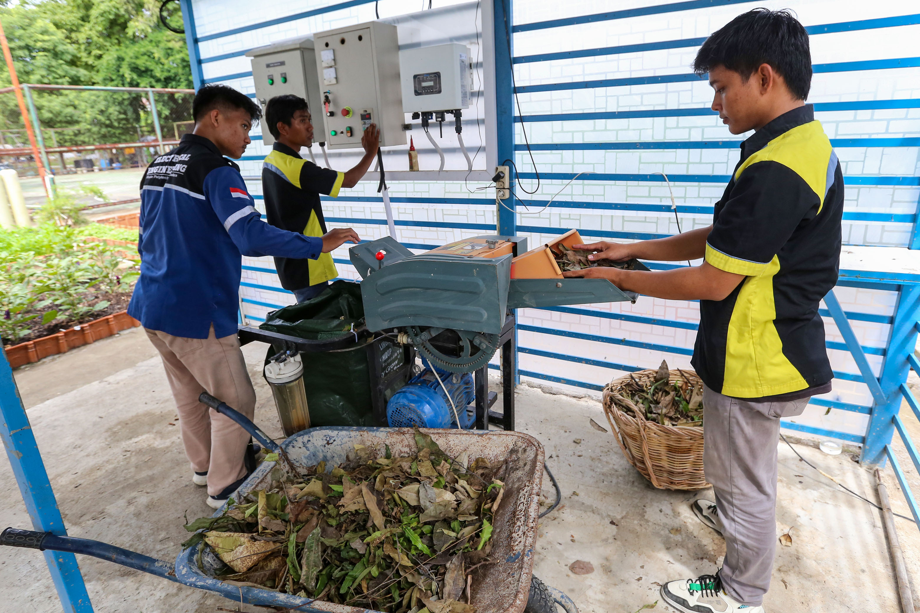 KURANGI PEMBUANGAN KE TPA: Aktivitas pengelolaan sampah di Rumah Kompos Rungkut Kidul, Surabaya.