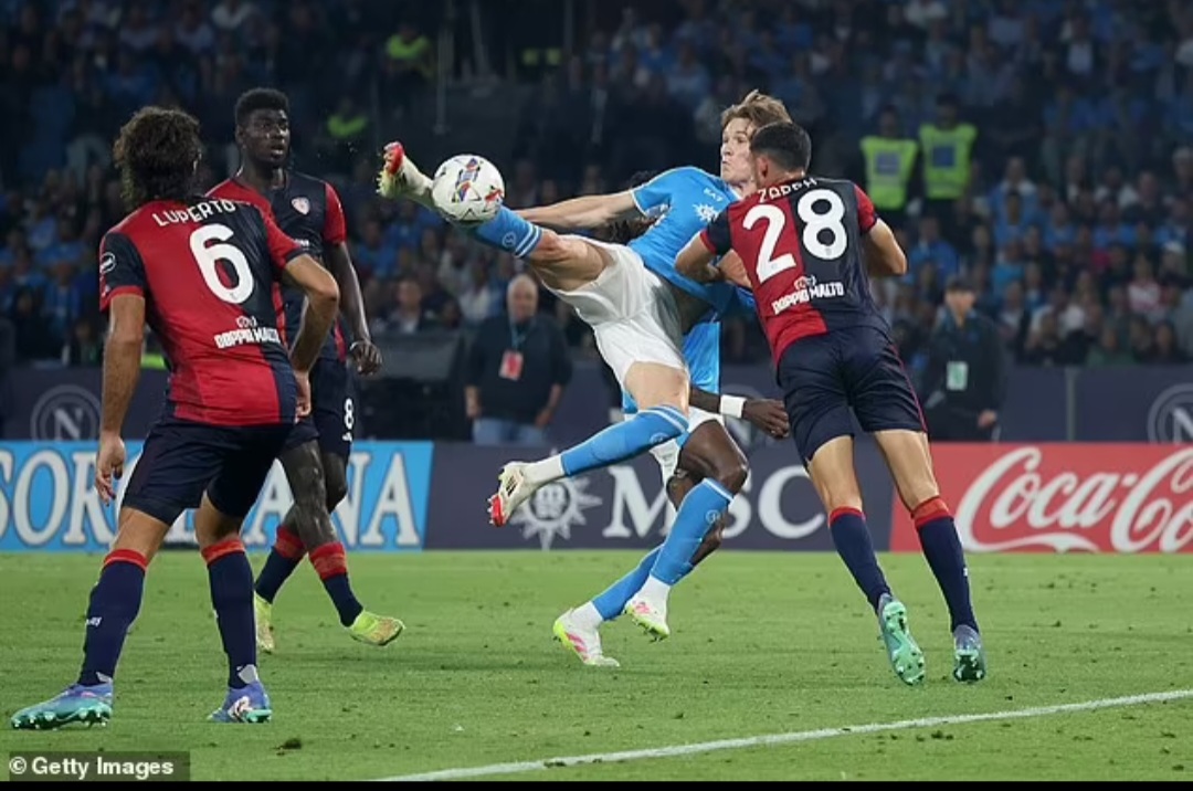 Scot McTominay, mantan gelandang Man United itu memutar tubuhnya untuk melakukan tendangan voli dalam pembukaan gol yang brilian untuk Napoli.