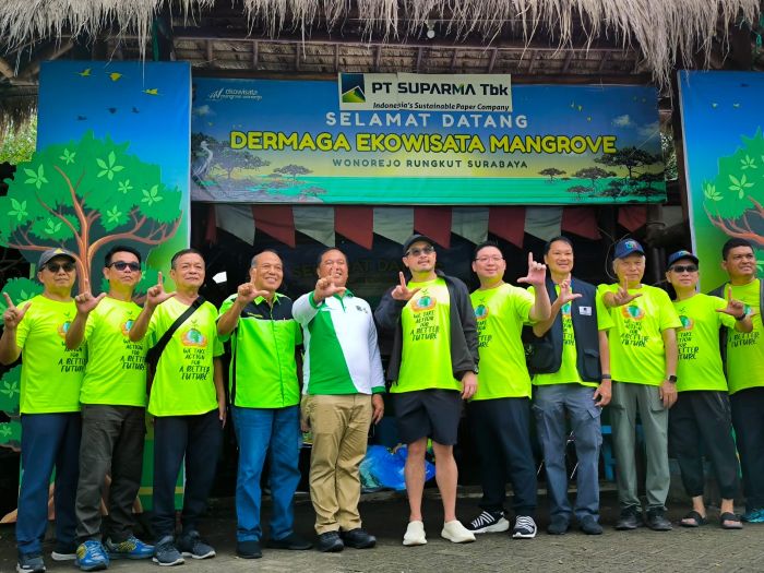 JAGA SUISTANABILITY LINGKUNGAN: Edward Sopanan (tengah bertopi hitam) bersama Dedik Irianto (lima dari kanan) dan pimpinan PT Suparma Tbk foto bersama dalam acara CSR Lingkungan PT Suparma.