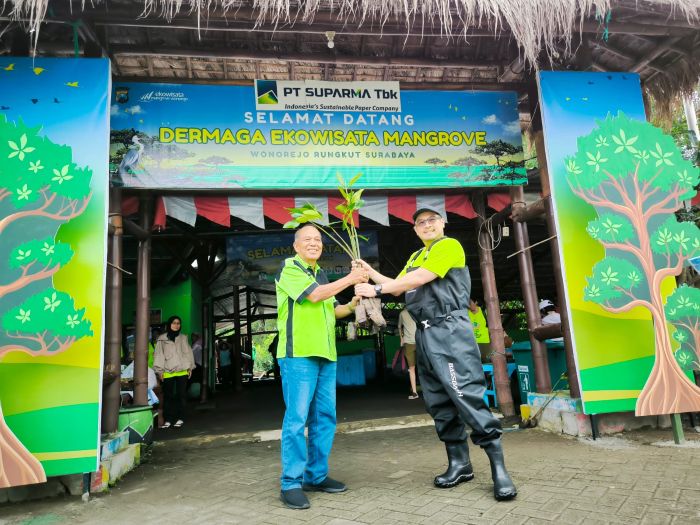SERAHKAN POHON MANGROVE: Edward Sopanan (kanan) secara simbolis menyerahkan bantuan 3.000 pohon mangrove pada Joko Suwondo kepala pengelolah Kawasan Ekowisata Mangrove Wonorejo Surabaya.