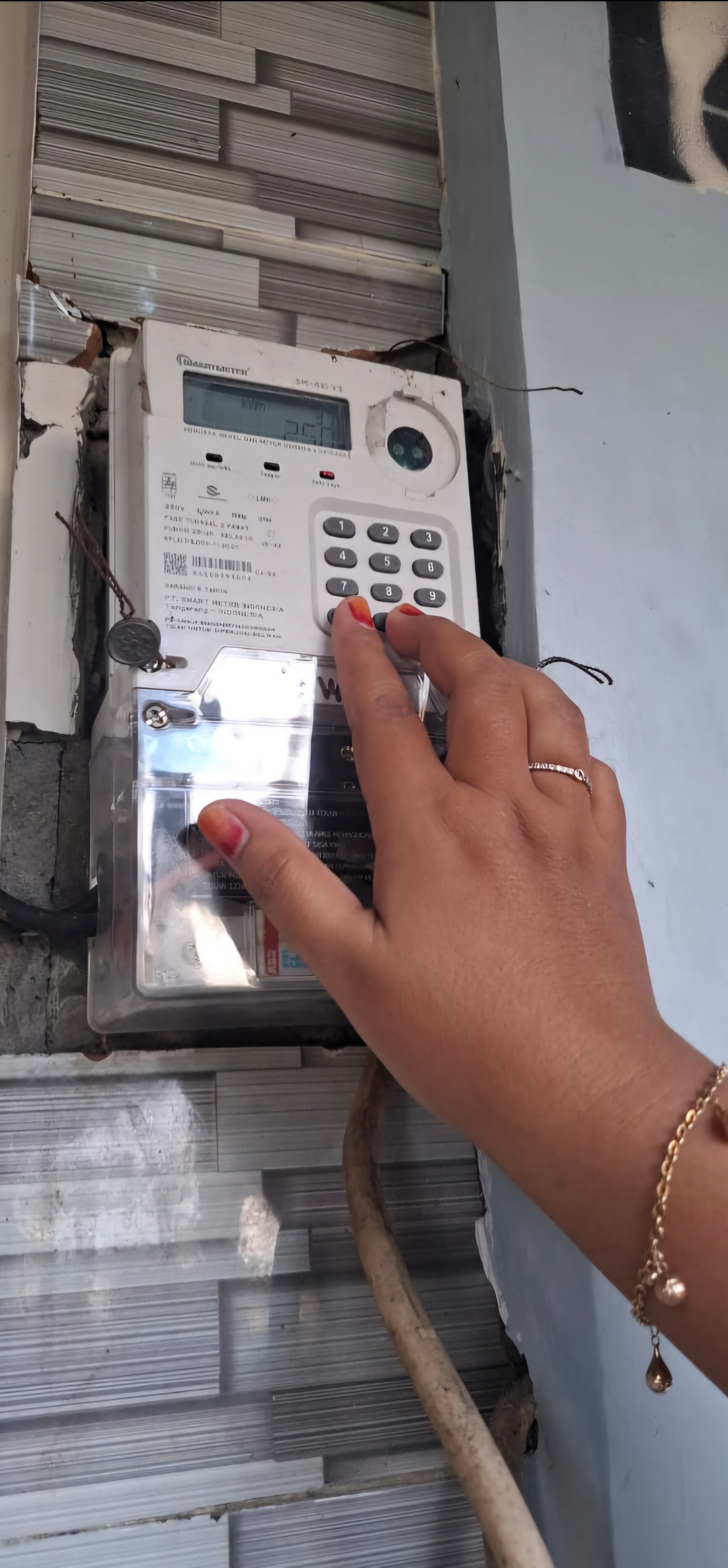 KONSUMSI : Pemerintah memberikan stimulus ekonomi pada libur sekolah dengan memberikan diskon tarif listrik. (GUNTUR IRIANTO/RADAR SURABAYA)