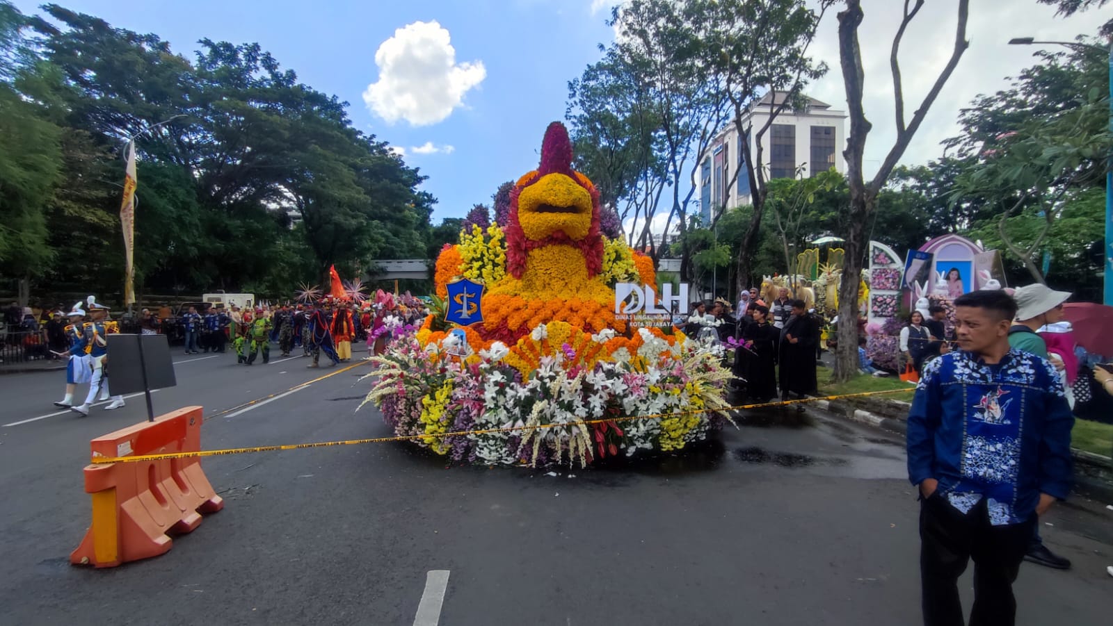 Kendaraan hias peserta Parade Surabaya Vaganza bersiap berangkat dari kawasan Tugu Pahlawan.