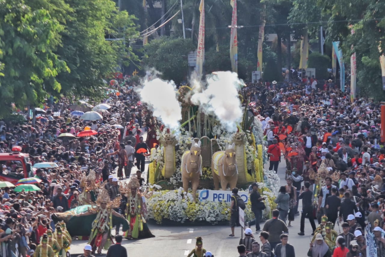 RAMAI: Parade Surabaya Vaganza 2025 sukses menarik perhatian masyarakat Surabaya dan para wisatawan.