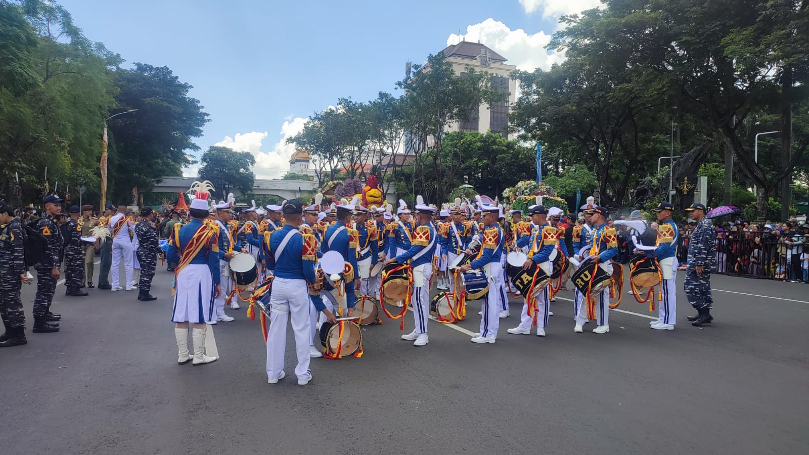 BERSIAP : Nampak drum band Gita Jala Taruna Akademi Angkatan Laut (AL) bersiap menyemarakkan Parade Bunga Surabaya Vaganza. (DIMAS MAHENDRA/RADAR SURABAYA)