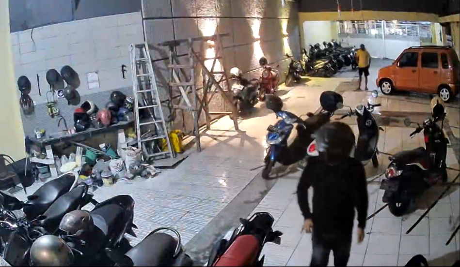TERTANGKAP KAMERA : Pelaku curanmor S menggunakan helm terekam kamera CCTV saat beraksi di Jalan Kedung Sroko, Surabaya. Ia berhasil kabur dari kepungan warga. (IST/RADAR SURABAYA )