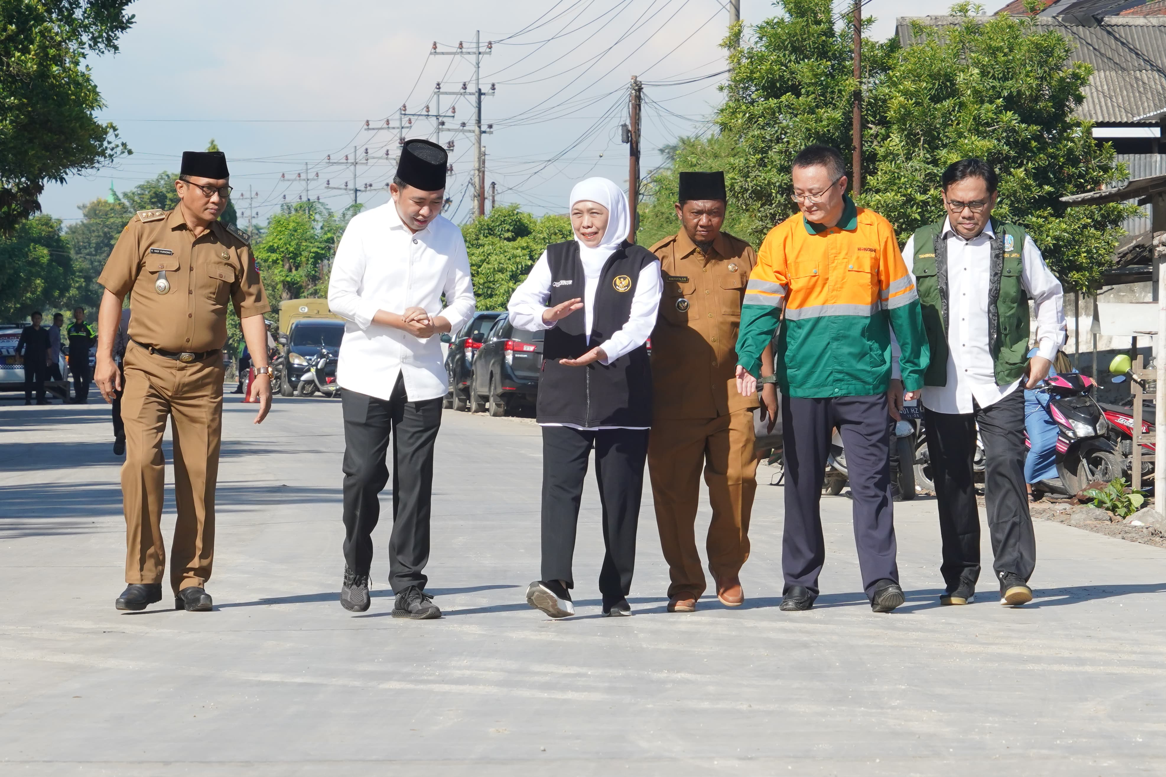 Gubernur Jatim Khofifah Indar Parawansa bersama Bupati Jember Muhammad Fawait saat meninjau pembangunan jalan strategis yang menghubungkan Rambipuji &ndash; Puger Jember.